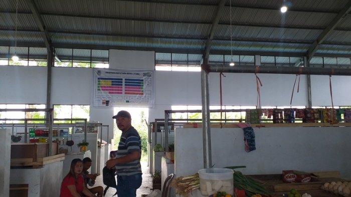 Situasi Pasar Buha di Jalan Santiago, Buha, Mapanget, Manado, Sulawesi Utara yang sepi, Minggu (13/6/2021).