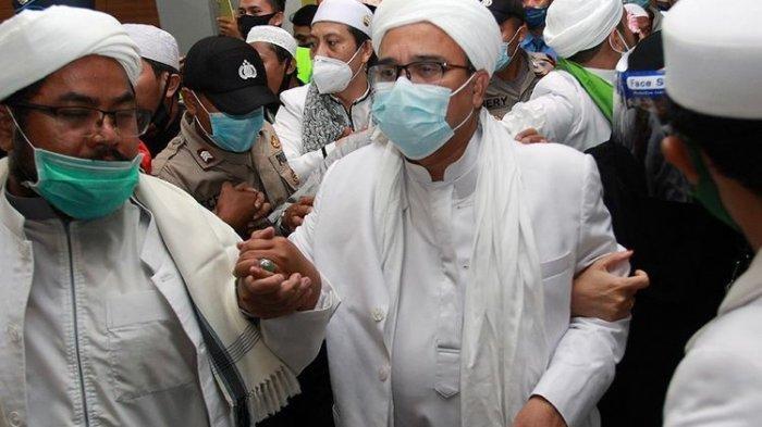 Habib Rizieq Shihab (HRS) (tengah) tiba di Terminal 3 Bandara Soekarno Hatta, Tangerang, Banten, Selasa (10/11/2020). HRS beserta keluarga kembali ke tanah air setelah berada di Arab Saudi selama tiga tahun.