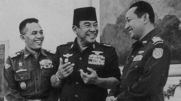 Soekarno diapit dua jenderal AD, AH Nasution (kiri) dan Soeharto (kanan) ketika bertemu di Istana Merdeka tahun 1966 (Tribun Jakarta)
