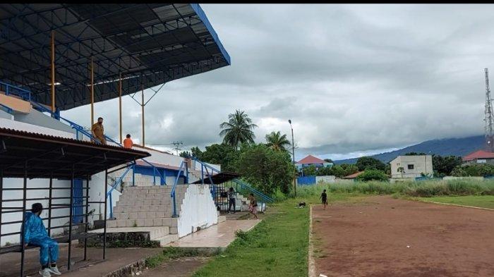 Stadion Duasudara Manembo-Nembo di Kelurahan Menembo-Nembo Kecamatan Matuari.