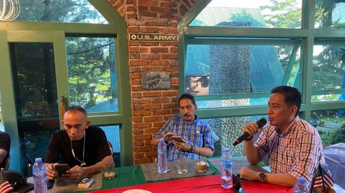 Steven Obadja Voges sedang memandu FGD Justitia Societas bersama pembicara pertama Toar Palilingan SH MH, Ahli Tata Negara Unsrat