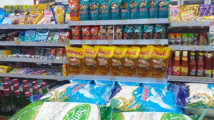Stok minyak goreng kemasan premium berukuran dua liter di Indomaret Sario, Manado, Sulut