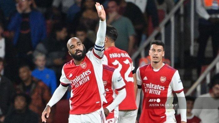 Striker Arsenal asal Prancis Alexandre Lacazette (kiri) merayakan dengan rekan setimnya setelah dia mencetak gol pembuka timnya selama pertandingan sepak bola putaran ketiga Piala Liga Inggris antara Arsenal dan AFC Wimbledon di Stadion Emirates di London pada 22 September 2021. (JUSTIN TALLIS / AFP)