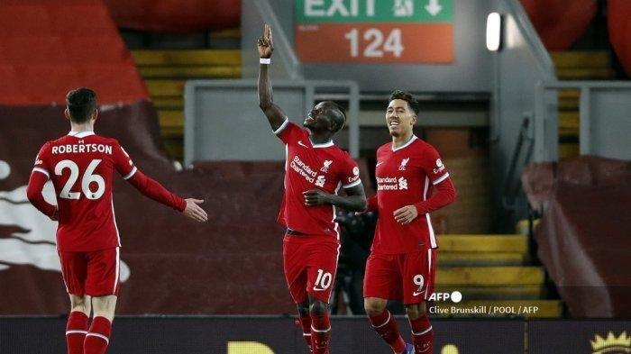 Striker Liverpool Senegal Sadio Mane (tengah) merayakan mencetak gol pertama timnya selama pertandingan sepak bola Liga Premier Inggris antara Liverpool dan West Bromwich Albion di Anfield di Liverpool, Inggris barat laut pada 27 Desember 2020. Clive Brunskill / POOL / AFP