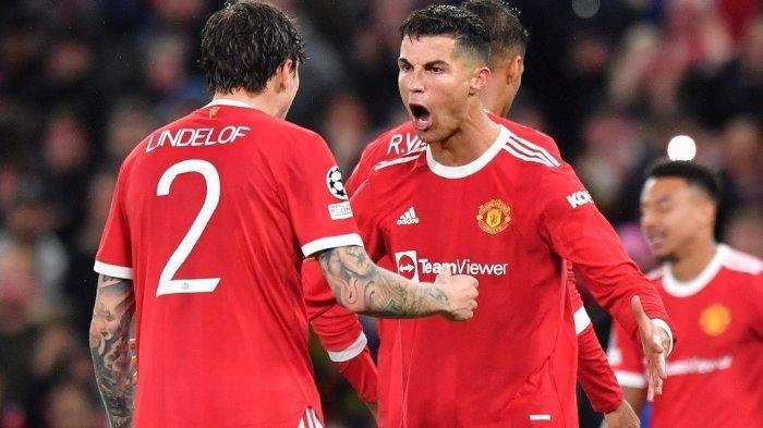 Striker Manchester United asal Portugal Cristiano Ronaldo (tengah) merayakan dengan bek Manchester United asal Swedia Victor Lindelof pada peluit akhir dalam pertandingan sepak bola grup F Liga Champions UEFA antara Manchester United dan Villarreal di stadion Old Trafford di Manchester, barat laut Inggris, pada 29 September, 2021. Manchester United memenangkan pertandingan dengan skor 2-1.