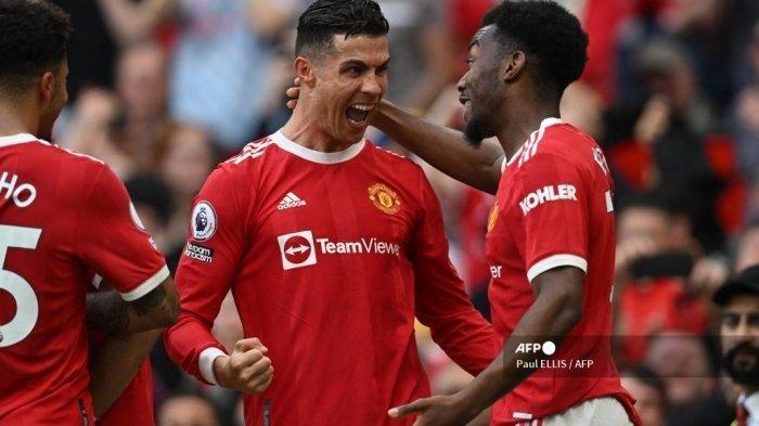 Striker Manchester United asal Portugal Cristiano Ronaldo (tengah) merayakan dengan Anthony Elanga (kanan) setelah mencetak gol ketiganya selama pertandingan sepak bola Liga Premier Inggris antara Manchester United dan Norwich City di Old Trafford di Manchester, barat laut Inggris, pada April 16, 2022.