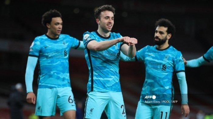 Striker Portugal Liverpool Diogo Jota (tengah) merayakan mencetak gol pertama timnya selama pertandingan sepak bola Liga Utama Inggris antara Arsenal dan Liverpool di Stadion Emirates di London pada 3 April 2021.