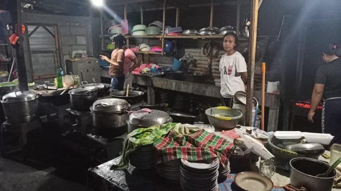 Suasana dapur RM Palo Sandiri di pusat kuliner kawasan mangrove, Kota Tahuna, Kabupaten Kepulauan Sangihe, Sulawesi Utara, 25 Maret 2022.