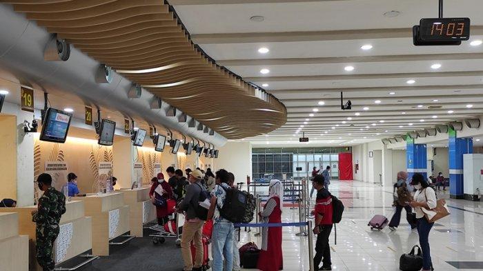 Suasana terminal keberangkatan Bandara Internasional Sam Ratulangi Manado H-3 jelang diberlakukannya larangan mudik, Senin (03/05/2021).