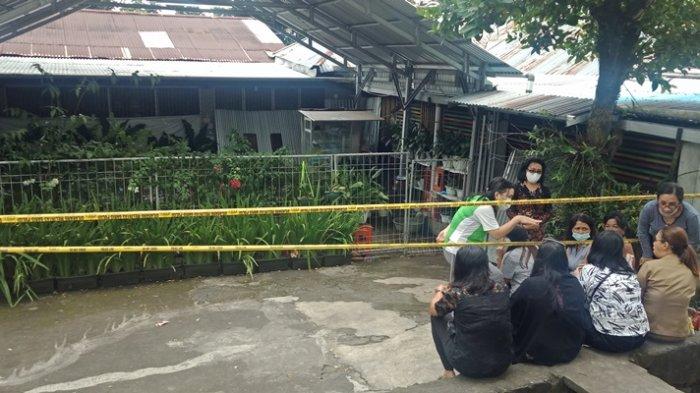 Suasana di sekitar rumah Frederica Maluaega (70) atau oma Nona. Nona ditemukan tewas di kamar rumah sekaligus tempat usahanya di Desa Sarongsong II, Kecamatan Airmadidi, Kabupaten Minut, Provinsi Sulut.