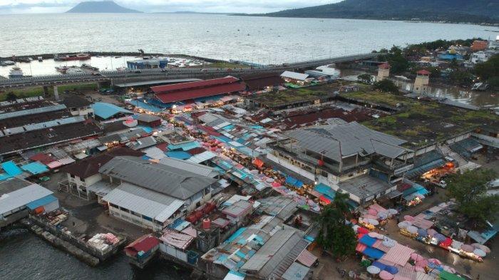 Suasana pasar bersehati yang dipadati kios-kios pedagang difoto dari udara pada, Senin (29/11/2021).