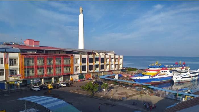 Suasana Pelabuhan Manado, Senin (18/4/2022).