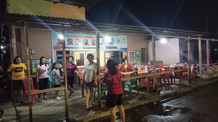 Suasana Rumah Makan Palo Sandiri di pusat kuliner kawasan mangrove, Kota Tahuna, Kabupaten Kepulauan Sangihe, Sulawesi Utara, 25 Maret 2022.