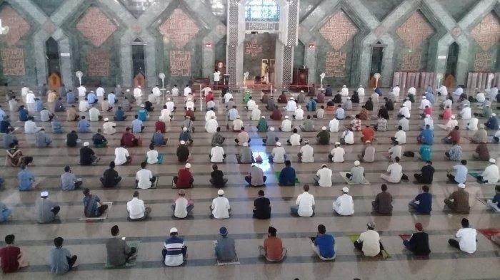 Suasana warga shalat di Masjid Al Markaz Al Islami, Jl. Masjid Raya No.57, Timungan Lompoa, Kecamatan, Bontoala, Makassar. Berikut jadwal sholat Jumat 23 september 2022 untuk wilayah Makassar.