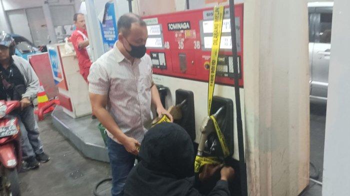 Subdit Tindak Pidana Tertentu Ditreskrimsus Polda Sulawesi Utara melakukan Police Line di Nosel Bio Solar SPBU Paal 2 Kota Manado, Kamis (6/10/2022) malam.