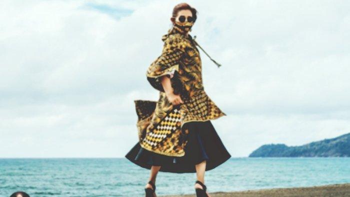 Susi Pudjiastuti didapuk menjadi model membawakan baju rancangan Anna Avantie.