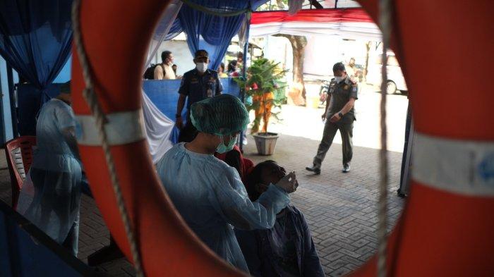 Swab Antigen di Pelabuhan Manado, Kota Manado, Sulawesi Utara, Minggu (4/6/2021).
