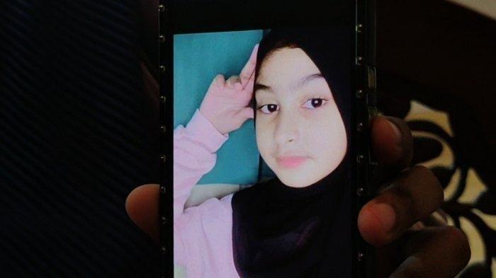 Syafa Salsabila Sapnia (10) meninggal dunia diduga seusai di vaksin. Veronina Ray, orang tua dari Syafa Salsabila Sapnia menjelaskan bahwa tidak ditemukan ciri-ciri anaknya terkena penyakit malaria, Rabu(26/1/2022).