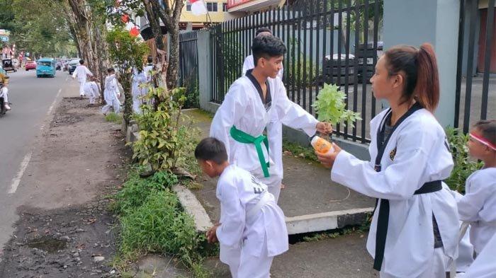 Taekwondoin dari 3 dojang di Manado bersih bersih sampah di sekitar jalan Tuminting Manado Rabu 17 Agustus 2022.