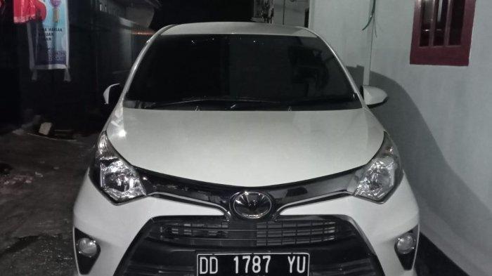 Tampak mobil Toyota Kalya wana putiih bernomor polisi DD 1780 YU kacanya retak, Rabu (24/11/2021).