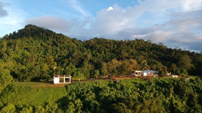 Tampilan Gunung Tumpa yang berada di Kelurahan Tongkaina, Kecamatan Bunaken, Kota Manado, Sulawesi Utara yang difoto dari udara