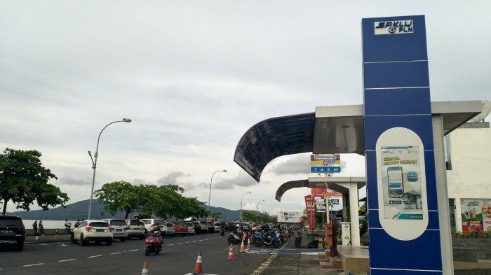 Tampilan Stasiun Pengisian Listrik Umum (SPLU) yang baru saja diresmikan Pemerintah Kota Manado yang berlokasi di Megamas, Kamis (20/1/2022).