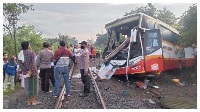 Telah Terjadi Laka Bus Pariwisata di Tulungagung, Minggu (27/2/2022) Pukul 5.20 WIB, pagi ini (Sumber: Facebook Ag243 Radio Andika)