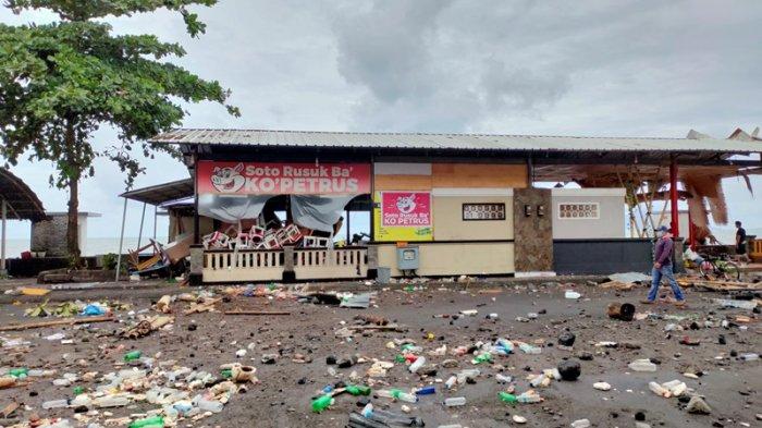 Nampak salah satu tempat kuliner di tepian pantai kasawan Megamas Manado yang porak-poranda lantaran hantaman banjir rob.