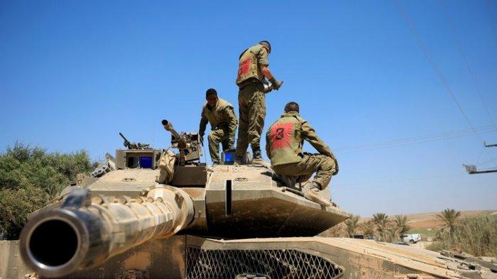 Para tentara Israel berdiri di atas tank, yang ditempatkan di dekat perbatasan antara Israel dengan Jalur Gaza, pada Minggu (16/8/2020).