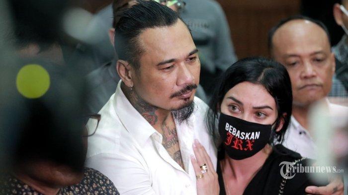 Terdakwa I Gede Ari Astina atau Jerinx SID didampingi istrinya, Nora Alexandra usai mengikuti sidang pembacaan vonis (putusan) di Pengadilan Negeri Jakarta Pusat, Kamis (24/2/2022).
