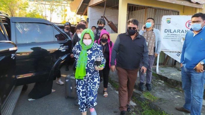 Tersangka kasus pemecah ombak Vonnie Panambunan memasuki sel tahanan Polda Sulut, Rabu (28/4/2021) sekira
pukul 12.00 Wita.