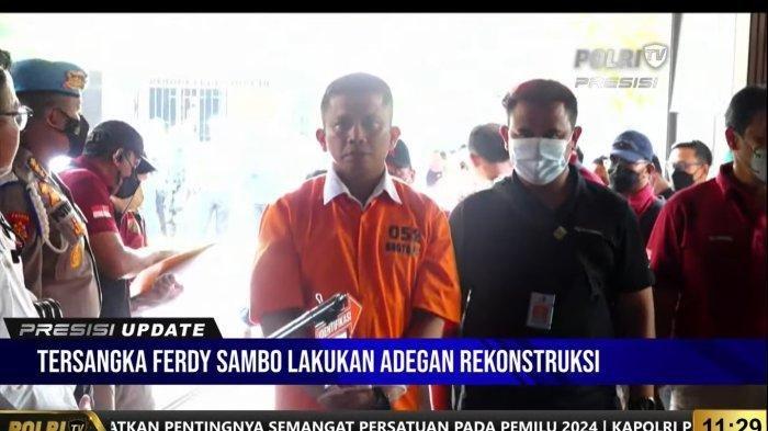 Tersangka kasus pembunuhan berencana Brigadir Joshua Hutabarat atau Brigadir J, Irjen Ferdy Sambo, terlihat mengenakan baju tahanan saat mengikuti proses rekonstruksi, Selasa (30/8/2022).
