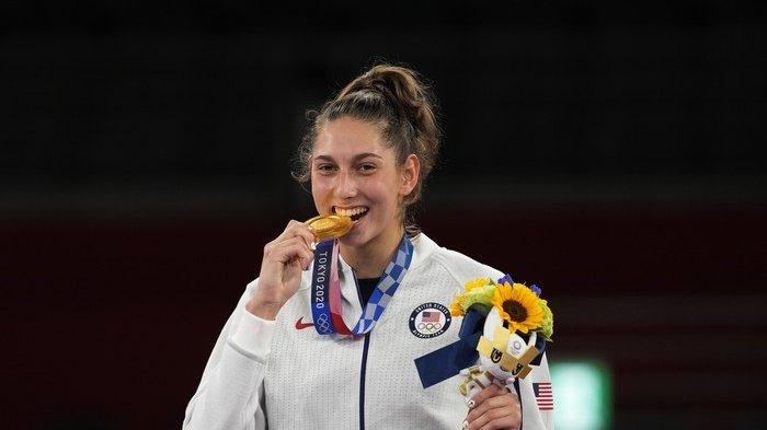 Terungkap Alasan Mengapa Atlet Olimpiade Selalu Menggigit Medali Saat Berpose di Podium