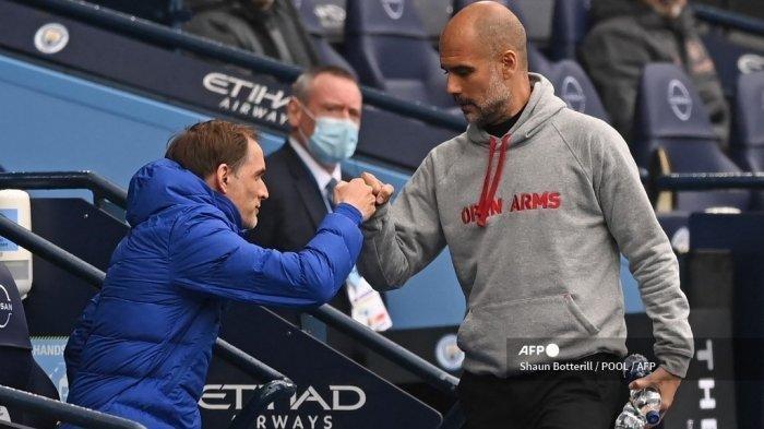Pelatih kepala Chelsea Jerman Thomas Tuchel (kiri) dan manajer Manchester City Spanyol Pep Guardiola (kanan) melakukan pukulan jelang pertandingan sepak bola Liga Utama Inggris antara Manchester City dan Chelsea di Stadion Etihad di Manchester, barat laut Inggris, pada 8 Mei 2021 .