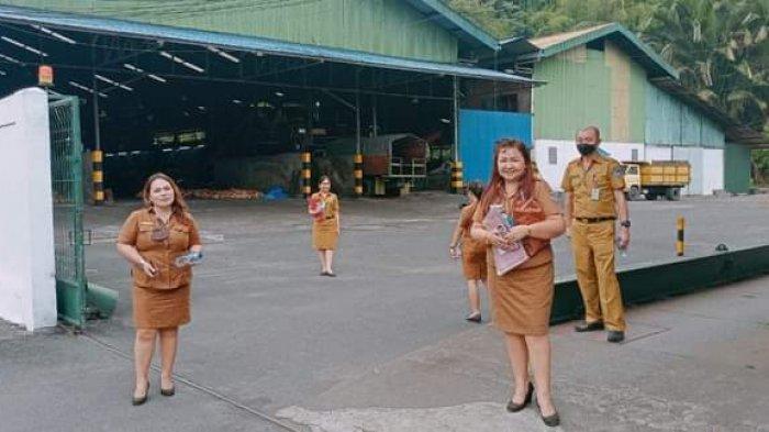Tim dari Dinas PMPTSP Minsel saat melakukan pengawasan di pabrik cokelat di Tatapaan, Minsel.