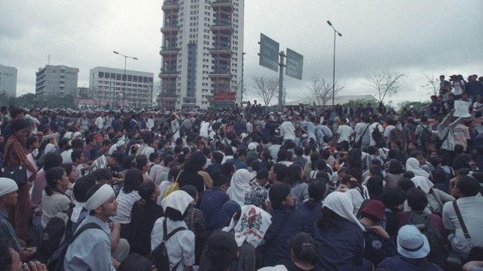 Puluhan aktivis 1998 menggelar ziarah dan tabur bunga di Tempat Pemakaman Umum (TPU) Tanah Kusir untuk peringati 21 tahun Tragedi Trisakti 12 Mei 1998