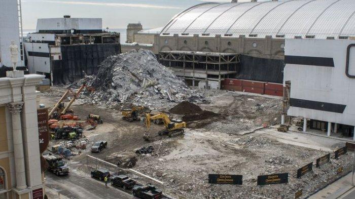 Tumpukan puing-puing sisa ledakan yang menghancurkan Trump Plaza Hotel & Casino pada Rabu (17/2/2021) di Atlantic City, New Jersey, Amerika Serikat. Setelah ditutup pada 2014 kompleks kasino ini akhirnya dihancurkan. Trump Plaza Hotel & Casino telah beroperasi selama 30 tahun.(