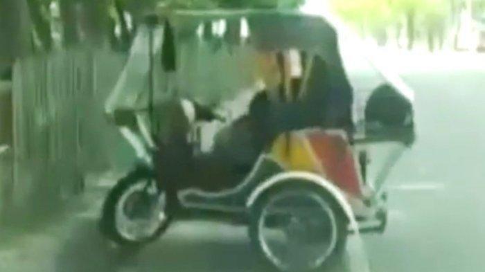 Tukang becak terekam kamera pengguna jalan diduga berbuat asusila di tengah jalan dekat Manhattan.