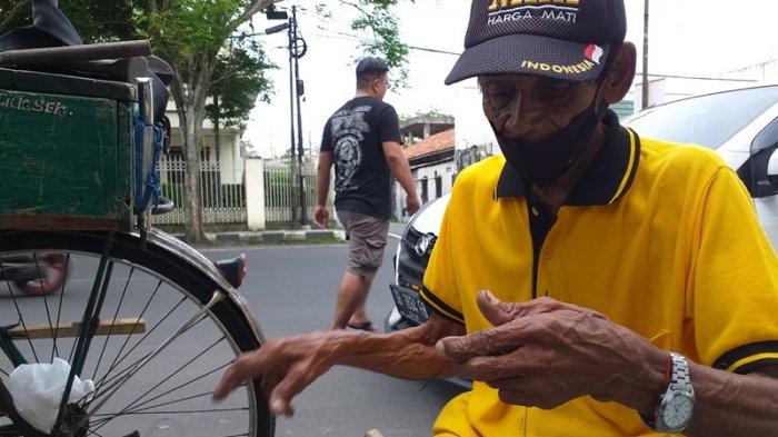 Tukang tambal sepatu di Jalan B W Lapian, Sario (72).