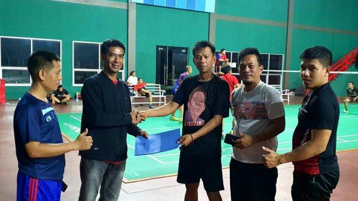Ketua KKSS Mapanget Herianto menyerahkan SK panitia Turnamen Padaidi I di Sutan Raja Sport & Residence Paniki, Kota Manado, kemarin.
