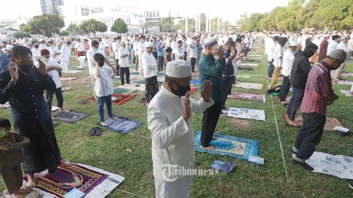 Umat muslim melaksanakan shalat Idul Adha 1441 H di Masjid Al Azhar Jakarta, Jumat (31/7/2020). Shalat dilaksanakan dengan melakukan protokol kesehatan seperti menjaga jarak antar saf dan wajib memakai masker untuk mencegah penularan Covid-19. Inilah bacaan niat serta tata cara sholat Idul Adha, Selasa 20 Juli 2021 yang dilakukan sendirian atau berjamaah, disertai naskah khutbah.