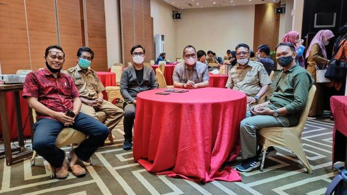Upi Asmaradhana bersama para pegiat literasi Sulawesi Selatan yang menggagas Festival Aksara Lontaraq tahun lalu.