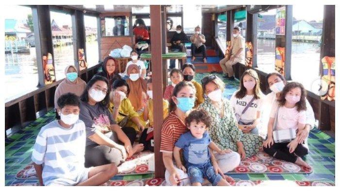 Ussy Sulistiawaty kumpul bersama dengan keluarga mantan suaminya, Sugianto Sabran di Pangkalan Bun.