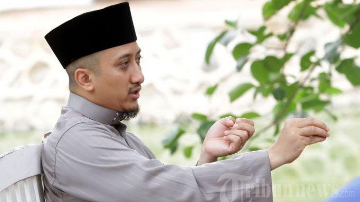 Ustadz Yusuf Mansur saat memberikan pernyataan maksud dan tujuan tentang pola pembelajaran cara menghafal Al-Qur'an yang akan diterapkan di pondok pesantren pada Konferensi Tahfidz International di Pondok Pesantren Tahfidz Daarul Qur'an Ketapang, Tanggerang, Senin (30/9/2013). Pada Konferensi ini dibahas pula peranan para penghafal Al-Qur'an di masyarakat bukan hanya di Institusi pendidikan masing-masing.