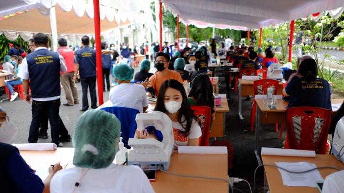 Vaksinasi tenaga kesehatan (Nakes) massal yang diadakan di Universitas Sam Ratulangi (Unsrat) Manado, Jumat (5/2/2021).