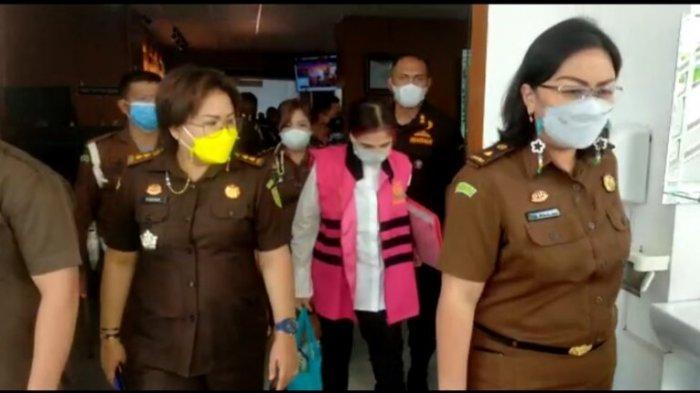 Vonnie Anneke Panambunan Mengenakan Rompi Tahanan Merah Muda saat Diserahkan ke JPU