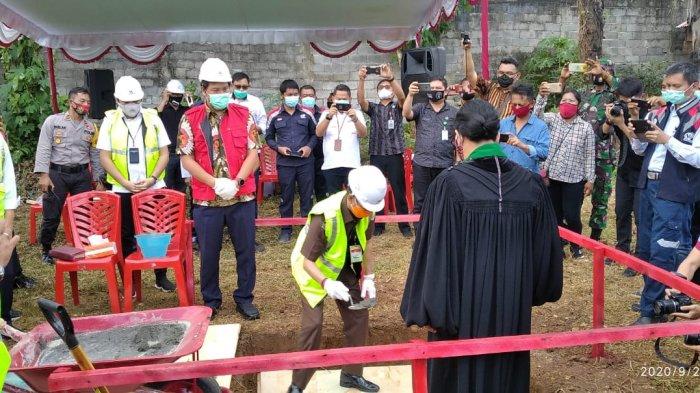 Wagub Sulut Steven Kandouw meletakan batu pertama atau ground breaking) pembangunan TPA Regional Manado, Minahasa, Minahasa Utara dan Bitung (Mamitarang) di Desa Wori, Kecamatan Wori, Kabupaten Minahasa Utara, Kamis (24/9/2020).