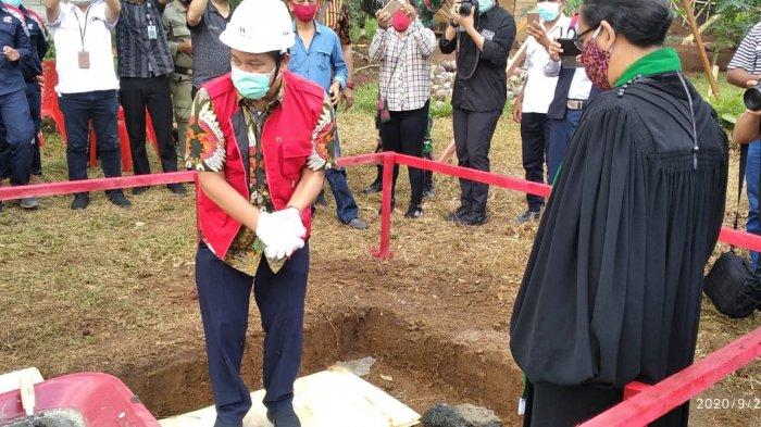 Wagub Sulut Steven Kandouw meletakan batu pertama atau ground breaking) pembangunan TPA Regional Manado, Minahasa, Minahasa Utara dan Bitung (Mamitarang) di Desa Wori, Kecamatan Wori, Kabupaten Minahasa Utara, Kamis (24/9/2020).