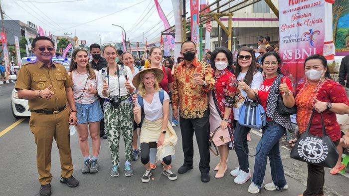 Wali Kota Bitung Maurits Mantiri mengabadikan foto di Festival Bunga Tomohon atau TIFF 2022, Senin 8 Agustus 2022.