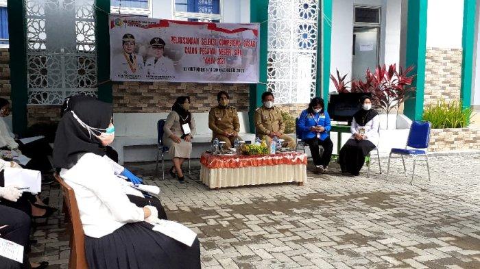 Wali Kota Kotamobagu Ir Hj Tatong Bara, Senin pagi (11/10/2021), membuka pelaksanaan Seleksi Kompetensi Dasar (SKD) bagi Calon Pegawai Negeri Sipil (CPNS) Kota Kotamobagu Tahun Formasi 2021.